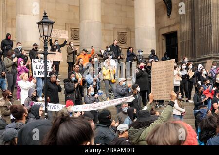 Sabato 6 giugno 2020, Leeds, West Yorkshire, Inghilterra. Centinaia di persone si riuniscono fuori dal municipio della città per protestare contro il razzismo e la violenza nei confronti di persone ZOPPICANTI, dopo la morte di George Floyd negli Stati Uniti. ©Ian Wray/Alamy Foto Stock