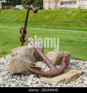 Ancora di una nave da ferro d'epoca in mostra sul lungomare di Filey nel North Yorkshire Foto Stock