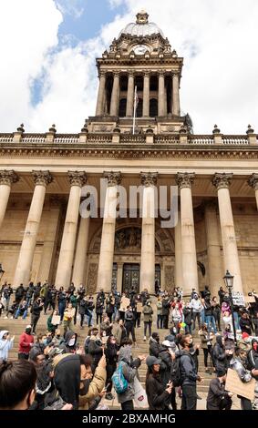 Sabato 6 giugno 2020, Leeds, West Yorkshire, Inghilterra. Centinaia di persone si riuniscono fuori dal municipio della città per protestare contro il razzismo e la violenza nei confronti di persone ZOPPICANTI, dopo la morte di George Floyd negli Stati Uniti. ©Ian Wray/Alamy Foto Stock