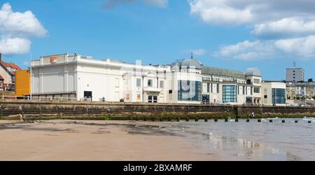 Il teatro e il luogo per eventi Bridlington Spa si trova accanto alla spiaggia sud di Bridlington, East Yorkshire Foto Stock