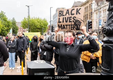 Sabato 6 giugno 2020, Leeds, West Yorkshire, Inghilterra. Centinaia di persone si riuniscono fuori dal municipio della città per protestare contro il razzismo e la violenza nei confronti di persone ZOPPICANTI, dopo la morte di George Floyd negli Stati Uniti. ©Ian Wray/Alamy Foto Stock