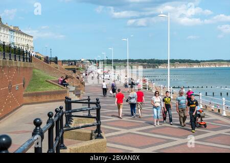 La gente cammina lungo la passeggiata Nord a Bridlington, East Yorkshire in una soleggiata giornata estiva Foto Stock