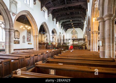 Vista interna della navata centrale e santuario della chiesa parrocchiale della Santa Trinità a Skipton, North Yorkshire Foto Stock