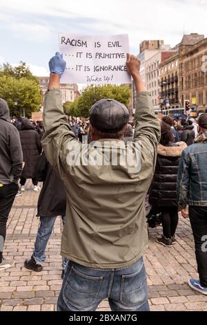 Sabato 6 giugno 2020, Leeds, West Yorkshire, Inghilterra. Centinaia di persone si riuniscono fuori dal municipio della città per protestare contro il razzismo e la violenza nei confronti di persone ZOPPICANTI, dopo la morte di George Floyd negli Stati Uniti. ©Ian Wray/Alamy Foto Stock