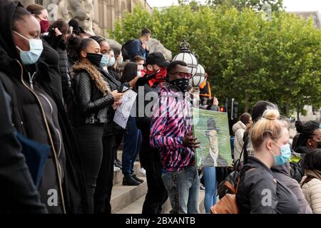 Sabato 6 giugno 2020, Leeds, West Yorkshire, Inghilterra. Centinaia di persone si riuniscono fuori dal municipio della città per protestare contro il razzismo e la violenza nei confronti di persone ZOPPICANTI, dopo la morte di George Floyd negli Stati Uniti. ©Ian Wray/Alamy Foto Stock