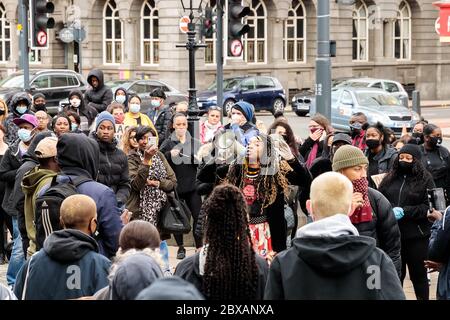 Sabato 6 giugno 2020, Leeds, West Yorkshire, Inghilterra. Centinaia di persone si riuniscono fuori dal municipio della città per protestare contro il razzismo e la violenza nei confronti di persone ZOPPICANTI, dopo la morte di George Floyd negli Stati Uniti. ©Ian Wray/Alamy Foto Stock