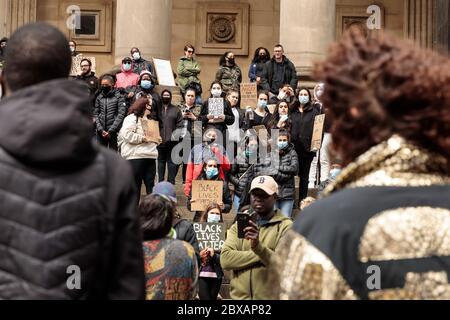 Sabato 6 giugno 2020, Leeds, West Yorkshire, Inghilterra. Centinaia di persone si riuniscono fuori dal municipio della città per protestare contro il razzismo e la violenza nei confronti di persone ZOPPICANTI, dopo la morte di George Floyd negli Stati Uniti. ©Ian Wray/Alamy Foto Stock