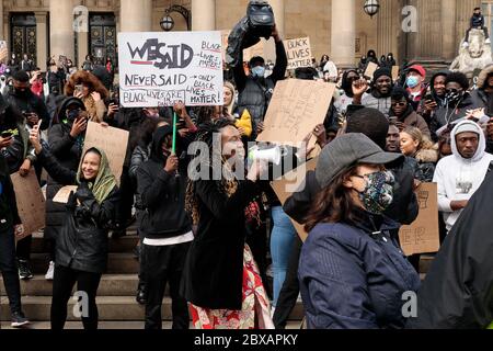 Sabato 6 giugno 2020, Leeds, West Yorkshire, Inghilterra. Centinaia di persone si riuniscono fuori dal municipio della città per protestare contro il razzismo e la violenza nei confronti di persone ZOPPICANTI, dopo la morte di George Floyd negli Stati Uniti. ©Ian Wray/Alamy Foto Stock