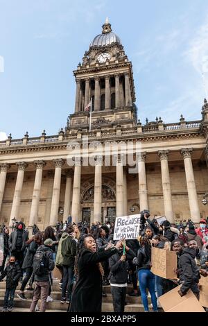 Sabato 6 giugno 2020, Leeds, West Yorkshire, Inghilterra. Centinaia di persone si riuniscono fuori dal municipio della città per protestare contro il razzismo e la violenza nei confronti di persone ZOPPICANTI, dopo la morte di George Floyd negli Stati Uniti. ©Ian Wray/Alamy Foto Stock