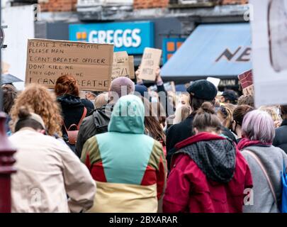 Tunbridge Wells, Regno Unito. 06 giugno 2020. Black Lives Matter protesta pacifica si svolge a Tunbridge Wells, Kent, Inghilterra, dopo l'uccisione di un nero disarmato in America. George Floyd un maschio nero di 46 anni, morto in custodia di polizia nella città americana di Minneapolis il 25 maggio 2020, dopo essere stato arrestato per presunto utilizzo di una nota 0 contraffatta. Foto di Liam McAvoy. Credit: Prime Media Images/Alamy Live News Foto Stock