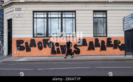 Glasgow, Scozia, Regno Unito. 6 Giugno 2020. Graffiti scrivere sul muro di un edificio su Clyde Street dicendo Black Lives materia. Credit: Notizie dal vivo SKULLY/Alamy Foto Stock