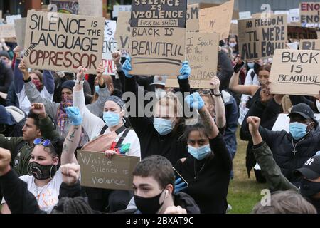Manchester, Regno Unito. 6 Giugno 2020. Migliaia di manifestanti scendono in piazza in solidarietà con il movimento 'Black Lives Matter' dopo la morte di George Floyd in America. I manifestanti hanno sfidato le regole del governo sulle restrizioni di gruppi di non più di sei persone da aggregare. La maggior parte dei manifestanti indossava maschere che si svolgono durante la pandemia di covidio. REGNO UNITO. Credit: Barbara Cook/Alamy Live News Foto Stock