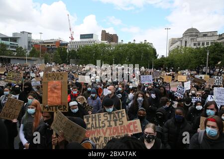 Manchester, Regno Unito. 6 Giugno 2020. Migliaia di manifestanti scendono in piazza in solidarietà con il movimento 'Black Lives Matter' dopo la morte di George Floyd in America. I manifestanti hanno sfidato le regole del governo sulle restrizioni di gruppi di non più di sei persone da aggregare. La maggior parte dei manifestanti indossava maschere che si svolgono durante la pandemia di covidio. REGNO UNITO. Credit: Barbara Cook/Alamy Live News Foto Stock