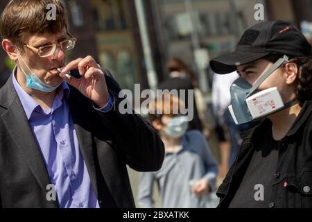 Mosca, Russia. 6 giugno 2020 i russi indossano maschere facciali protettive sulla via Tverskaya nel centro di Mosca durante l'epidemia del novo coronavirus COVID-19 in Russia Foto Stock