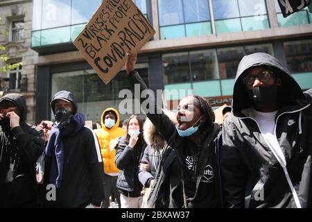 Manchester, Regno Unito. 6 Giugno 2020. Migliaia di manifestanti scendono in piazza in solidarietà con il movimento 'Black Lives Matter' dopo la morte di George Floyd in America. I manifestanti hanno sfidato le regole del governo sulle restrizioni di gruppi di non più di sei persone da aggregare. La maggior parte dei manifestanti indossava maschere che si svolgono durante la pandemia di covidio. REGNO UNITO. Credit: Barbara Cook/Alamy Live News Foto Stock