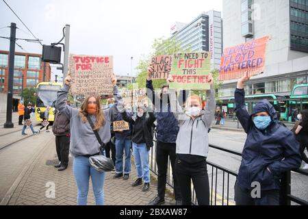 Manchester, Regno Unito. 6 Giugno 2020. Migliaia di manifestanti scendono in piazza in solidarietà con il movimento 'Black Lives Matter' dopo la morte di George Floyd in America. I manifestanti hanno sfidato le regole del governo sulle restrizioni di gruppi di non più di sei persone da aggregare. La maggior parte dei manifestanti indossava maschere che si svolgono durante la pandemia di covidio. REGNO UNITO. Credit: Barbara Cook/Alamy Live News Foto Stock