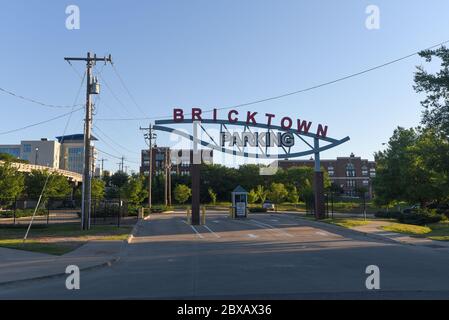 Il parcheggio Bricktown in Oklahoma City, appena dopo l'alba, non c'è nessuno Foto Stock