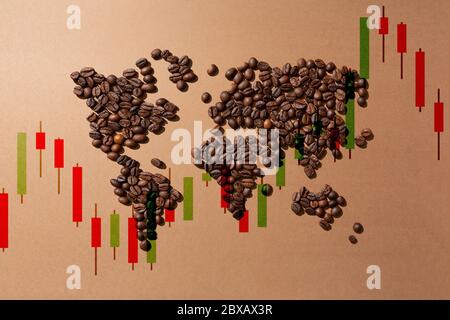 Valore del caffè nei mercati worldwide.World mappa fatta con caffè in grani su sfondo marrone Foto Stock
