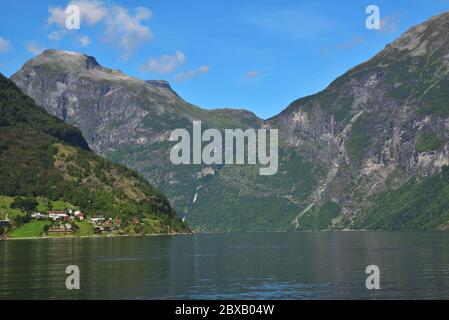 Geirangerfjord è uno dei luoghi più belli della Norvegia ed è giustamente popolare tra le numerose navi da crociera che vi visitano. Foto Stock