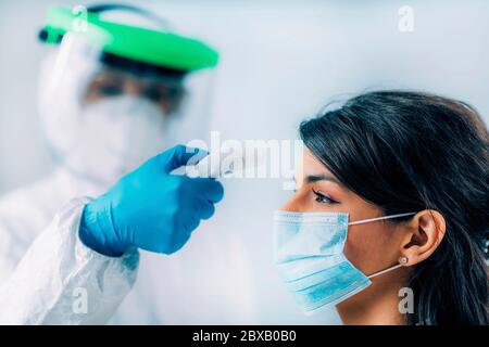 Screening per il coronavirus Foto Stock