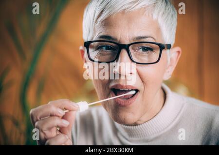 Analisi del DNA con campione di saliva Foto Stock