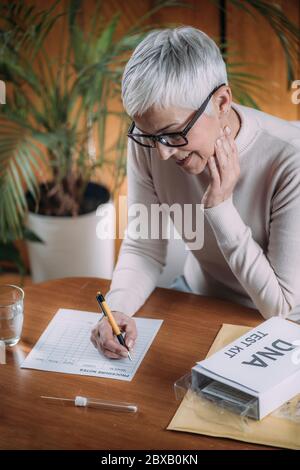 Analisi del DNA con campione di saliva Foto Stock