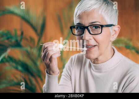 Analisi del DNA con campione di saliva Foto Stock