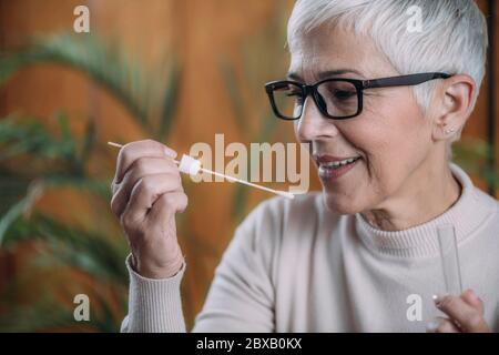 Analisi del DNA con campione di saliva Foto Stock