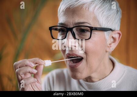 Analisi del DNA con campione di saliva Foto Stock