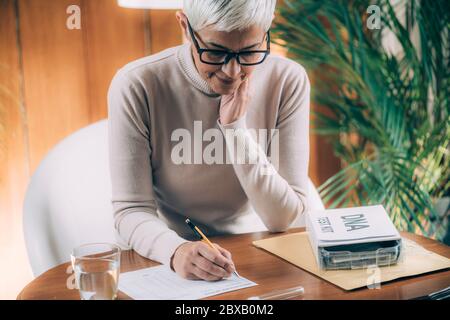 Analisi del DNA con campione di saliva Foto Stock