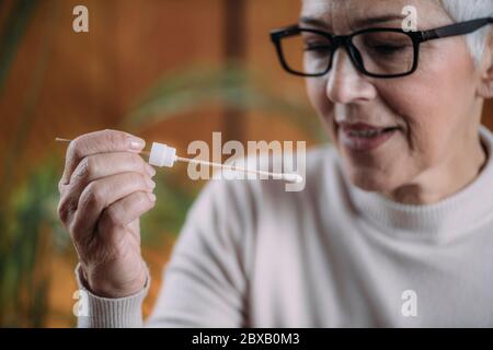 Analisi del DNA con campione di saliva Foto Stock