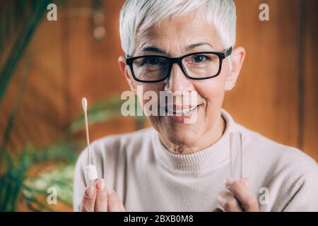 Analisi del DNA con campione di saliva Foto Stock