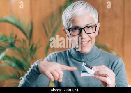 Misurazione della saturazione di ossigeno nel sangue con pulsossimetro Foto Stock