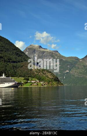 Geirangerfjord è uno dei luoghi più belli della Norvegia ed è giustamente popolare tra le numerose navi da crociera che vi visitano. Foto Stock