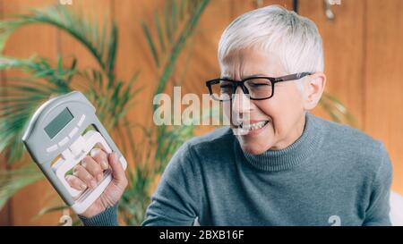 Prova di resistenza dell'impugnatura con dinamometro manuale Foto Stock