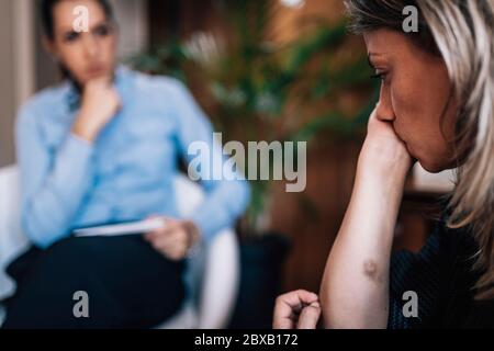 Disturbi della salute mentale affrontati attraverso la psicoterapia Foto Stock