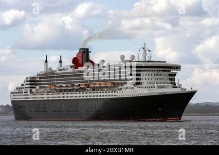 RMS Queen Mary 2 - QM2 - transatlantico che lascia Southampton per Weymouth Bay durante la pandemia di Coronavirus, Southampton, Hampshire, Regno Unito. Foto Stock