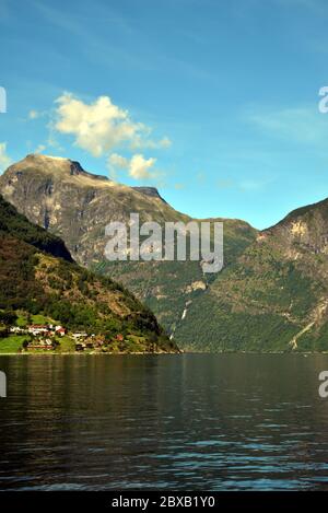 Geirangerfjord è uno dei luoghi più belli della Norvegia ed è giustamente popolare tra le numerose navi da crociera che vi visitano. Foto Stock