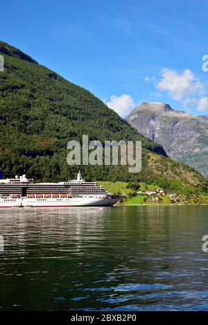 Geirangerfjord è uno dei luoghi più belli della Norvegia ed è giustamente popolare tra le numerose navi da crociera che vi visitano. Foto Stock