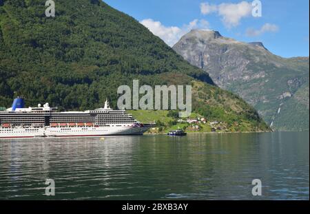 Geirangerfjord è uno dei luoghi più belli della Norvegia ed è giustamente popolare tra le numerose navi da crociera che vi visitano. Foto Stock