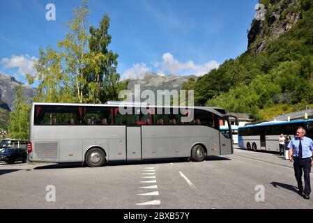 La Mercedes-Benz Tourismo JV 15644 di Askeladden Reiser si allontana vuota dal punto di partenza del tour a Geiranger, Norvegia. Foto Stock