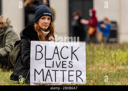 La manifestazione di protesta contro il razzismo a Southend on Sea, Essex, Regno Unito. Femmina caucasica bianca con placard nera della materia di vite, da sola Foto Stock