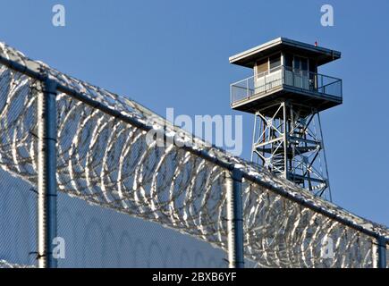 Recinzione di filo di rasoio di sicurezza della prigione, torre di guardia che domina il complesso, Preston School of Industry. Foto Stock