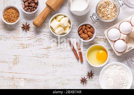 Ingredienti per la cottura - farina, uova, sale, zucchero, latte. Vista dall'alto, spazio di copia. Foto Stock