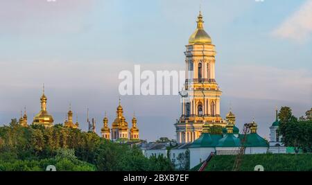 Cupole di Kiev Pechersk Lavra e la parte superiore del monumento della Patria, Kiev, Ucraina Foto Stock