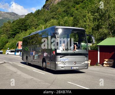 Un pullman Mercedes-Benz Tourismo, gestito dalla compagnia locale Angels Bus, è visto a Geiranger, Norvegia. Foto Stock