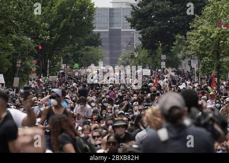 Washington, Stati Uniti. 06 giugno 2020. I manifestanti marciano quando partecipano a un raduno contro il razzismo e la violenza della polizia a Washington, DC, sabato 6 giugno 2020. Migliaia di manifestanti in DC e in tutta la nazione sono scesi in piazza chiedendo giustizia per la morte di George Floyd, morto a Minneapolis la scorsa settimana dopo che un ufficiale di polizia si è inginocchiato sul collo per più di otto minuti. Foto di Ken Cedeno/UPI Credit: UPI/Alamy Live News Foto Stock