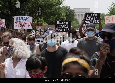 Washington, Stati Uniti. 06 giugno 2020. I manifestanti marciano quando partecipano a un raduno contro il razzismo e la violenza della polizia a Washington, DC, sabato 6 giugno 2020. Migliaia di manifestanti in DC e in tutta la nazione sono scesi in piazza chiedendo giustizia per la morte di George Floyd, morto a Minneapolis la scorsa settimana dopo che un ufficiale di polizia si è inginocchiato sul collo per più di otto minuti. Foto di Ken Cedeno/UPI Credit: UPI/Alamy Live News Foto Stock