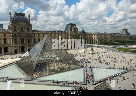 Il Louvre di Parigi Foto Stock