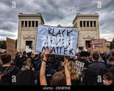 Monaco, Baviera, Germania. 6 Giugno 2020. Manifestanti a Monaco, Germania contro la brutalità e gli assassini della polizia inginocchiano a sostegno della materia nera Lives e della situazione delle persone di colore. Credit: Sachelle Babbar/ZUMA Wire/Alamy Live News Foto Stock